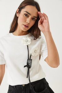 Çiçek Aksesuarlı Armalı T-Shirt 60283081 - Beyaz