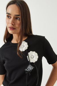 Çiçek Aksesuarlı Armalı T-Shirt 60283081 - Siyah