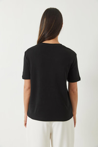 Çiçek Aksesuarlı Armalı T-Shirt 60283081 - Siyah