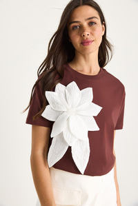 Çiçek Aksesuarlı Kısa Kollu Pamuklu T-Shirt 60602040 - Kahve