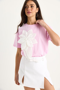 Çiçek Aksesuarlı Kısa Kollu Pamuklu T-Shirt 60602040 - Pembe