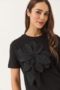 Çiçek Aksesuarlı Kısa Kollu Pamuklu T-Shirt 60602040 - Siyah