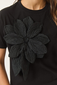 Çiçek Aksesuarlı Kısa Kollu Pamuklu T-Shirt 60602040 - Siyah