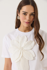 Çiçek Aksesuarlı Kısa Kollu Pamuklu T-Shirt 60602040 - Beyaz