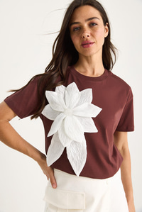 Çiçek Aksesuarlı Kısa Kollu Pamuklu T-Shirt 60602040 - Kahve