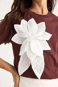 Çiçek Aksesuarlı Kısa Kollu Pamuklu T-Shirt 60602040 - Kahve