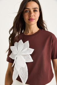 Çiçek Aksesuarlı Kısa Kollu Pamuklu T-Shirt 60602040 - Kahve