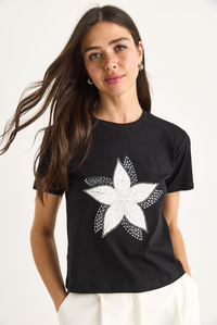 Çiçek Aksesuarlı Taş Baskılı Fit Kalıp T-Shirt 60602068 - Siyah
