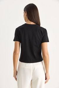 Çiçek Aksesuarlı Taş Baskılı Fit Kalıp T-Shirt 60602068 - Siyah