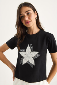 Çiçek Aksesuarlı Taş Baskılı Fit Kalıp T-Shirt 60602068 - Siyah