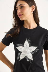 Çiçek Aksesuarlı Taş Baskılı Fit Kalıp T-Shirt 60602068 - Siyah
