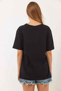 Çiçek İşlemeli Yanları Yırtmaçlı Salaş Bisiklet Yaka T-Shirt 60283068 - Siyah