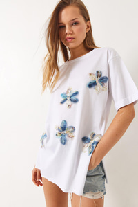 Çiçek İşlemeli Yanları Yırtmaçlı Salaş Bisiklet Yaka T-Shirt 60283068 - Beyaz
