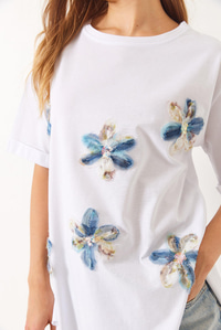 Çiçek İşlemeli Yanları Yırtmaçlı Salaş Bisiklet Yaka T-Shirt 60283068 - Beyaz