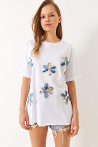 Çiçek İşlemeli Yanları Yırtmaçlı Salaş Bisiklet Yaka T-Shirt 60283068 - Beyaz
