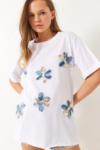 Çiçek İşlemeli Yanları Yırtmaçlı Salaş Bisiklet Yaka T-Shirt 60283068 - Beyaz