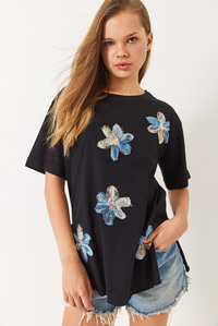 Çiçek İşlemeli Yanları Yırtmaçlı Salaş Bisiklet Yaka T-Shirt 60283068 - Siyah
