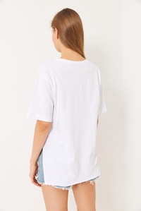 Çiçek İşlemeli Yanları Yırtmaçlı Salaş Bisiklet Yaka T-Shirt 60283068 - Beyaz