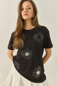 Çiçek Motifli Taş Boncuk İşlemeli Normal Kalıp Pamuklu T-Shirt 8128 60283300 - Siyah