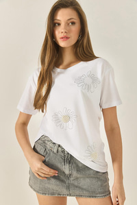 Çiçek Motifli Taş Boncuk İşlemeli Normal Kalıp Pamuklu T-Shirt 8128 60283300 - Beyaz