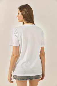Çiçek Motifli Taş Boncuk İşlemeli Normal Kalıp Pamuklu T-Shirt 8128 60283300 - Beyaz