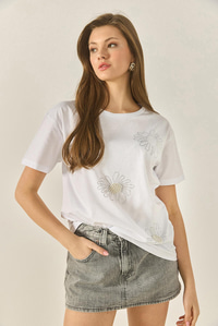 Çiçek Motifli Taş Boncuk İşlemeli Normal Kalıp Pamuklu T-Shirt 8128 60283300 - Beyaz