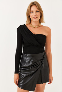 Drape Detaylı Tek Omuz Buzi Kumaş Bluz 60251848 - Siyah BLUZ modelleri