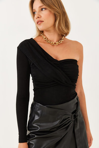 Drape Detaylı Tek Omuz Buzi Kumaş Bluz 60251848 - Siyah BLUZ modelleri