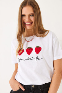 Kabartma Çilek Aksesuarlı Nakış İşlemeli T-Shirt 60602010 - Beyaz