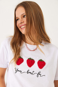 Kabartma Çilek Aksesuarlı Nakış İşlemeli T-Shirt 60602010 - Beyaz