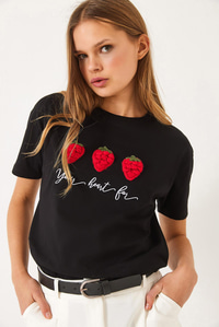 Kabartma Çilek Aksesuarlı Nakış İşlemeli T-Shirt 60602010 - Siyah