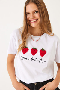 Kabartma Çilek Aksesuarlı Nakış İşlemeli T-Shirt 60602010 - Beyaz