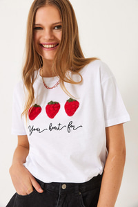 Kabartma Çilek Aksesuarlı Nakış İşlemeli T-Shirt 60602010 - Beyaz