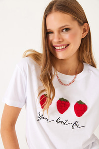 Kabartma Çilek Aksesuarlı Nakış İşlemeli T-Shirt 60602010 - Beyaz