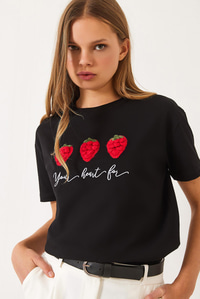 Kabartma Çilek Aksesuarlı Nakış İşlemeli T-Shirt 60602010 - Siyah