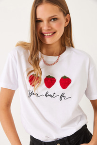 Kabartma Çilek Aksesuarlı Nakış İşlemeli T-Shirt 60602010 - Beyaz