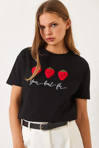 Kabartma Çilek Aksesuarlı Nakış İşlemeli T-Shirt 60602010 - Siyah