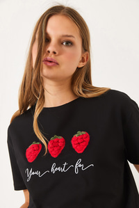 Kabartma Çilek Aksesuarlı Nakış İşlemeli T-Shirt 60602010 - Siyah