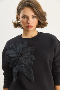Kadın Bisiklet Yaka Çiçek Aksesuarlı Üç İplik Şardonlu Sweatshirt 60601043 - Siyah SWEATSHİRT modelleri