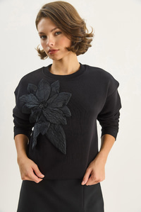Kadın Bisiklet Yaka Çiçek Aksesuarlı Üç İplik Şardonlu Sweatshirt 60601043 - Siyah SWEATSHİRT modelleri