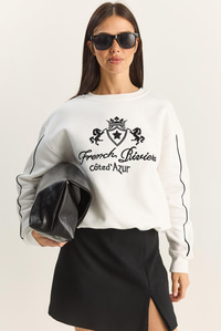 Kadın Bisiklet Yaka Nakış İşlemeli Üç İplik Şardonlu Sweatshirt 60601049 - Ekru SWEATSHİRT modelleri
