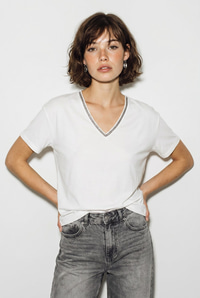 Kadın Boncuk İşlemeli V Yaka Basic Regular T-Shirt 60382616 - Beyaz T-SHİRT modelleri
