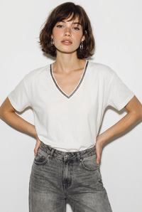 Kadın Boncuk İşlemeli V Yaka Basic Regular T-Shirt 60382616 - Beyaz T-SHİRT modelleri