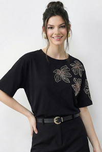 Kadın Boncuk Taş İşlemeli Çiçek Desenli Kol Detaylı Bisiklet Yaka T-Shirt 2107 60283972 - Siyah T-SHİRT modelleri