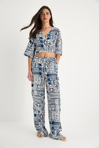Kadın Desenli Crop Bluz Pantolon Takım 3052 60283353 - Beyaz-İndigo