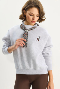 Kadın Fular Detaylı Ceylan Nakışlı Üç İplik Şardonlu Oversize Sweatshirt 6916 60283615 - Gri SWEATSHİRT modelleri