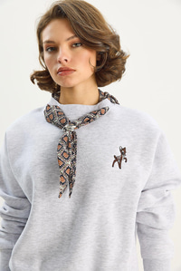 Kadın Fular Detaylı Ceylan Nakışlı Üç İplik Şardonlu Oversize Sweatshirt 6916 60283615 - Gri SWEATSHİRT modelleri