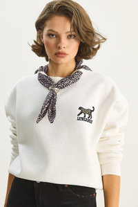 Kadın Fular Detaylı Leopar Nakışlı Üç İplik Şardonlu Oversize Sweatshirt 6917 60283616 - Beyaz SWEATSHİRT modelleri