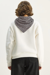 Kadın Fular Detaylı Leopar Nakışlı Üç İplik Şardonlu Oversize Sweatshirt 6917 60283616 - Beyaz SWEATSHİRT modelleri