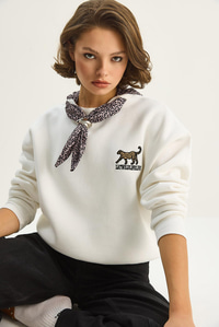 Kadın Fular Detaylı Leopar Nakışlı Üç İplik Şardonlu Oversize Sweatshirt 6917 60283616 - Beyaz SWEATSHİRT modelleri